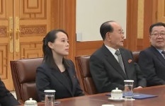 [포착] '혹시 김정은 친서?' 김여정 앞 의문의 서류 눈길