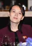 카메라 응시하는 김여정