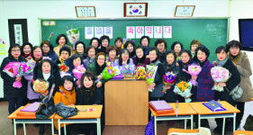 배움의 한 풀었다… 부산 부경중·고교 50∼80대 특별한 졸업식