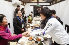 화장실 청소 지원자 없어… 패럴림픽 자원봉사 나선 어르신들