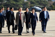 ‘효자동 사진관’ 문재인 대통령 베트남 출국 사진 공개…아이돌 홈마급  