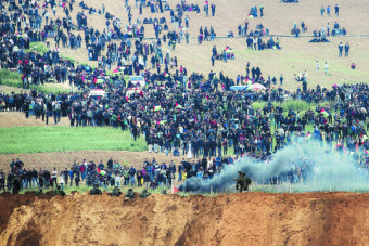 [포토] 이스라엘군, 팔레스타인 민간인들 향해 발포… 최소 16명 사망·1400여명 부상