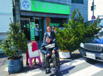 부산 우암장로교회 변만호 목사 “달동네 노인 보듬는 보급목회, 하나님 위해 사는 길”