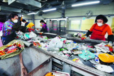 재활용 분리배출 현행대로, 급한 불은 껐지만…