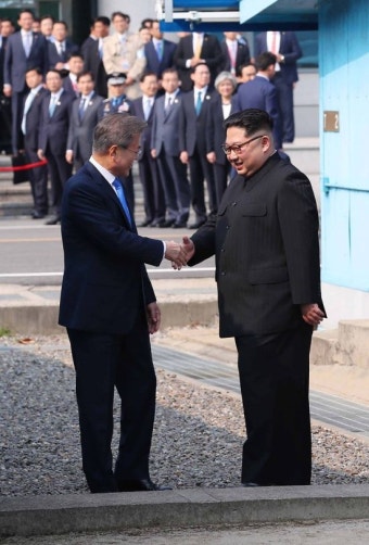 ‘키가 비슷하네~’ 문재인 대통령과 김정은 국무위원장의 악수