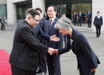 [포착] 김정은 국무위원장의 ‘악수타임’
