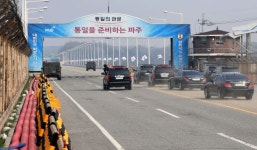 [포토]통일대교 지나는 문재인 대통령
