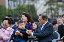 文 대통령 ‘효자동 할아버지’로 변신…동네 주민들과 음악회
