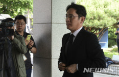 文 대통령 “재계 큰 별 졌다”… 구본무 LG회장 별세에 안타까움 표현