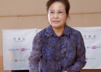 권양숙 여사도 봉화마을서 투표, 소감 요청엔 ‘미소’