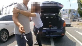  “배 따버린다” 보복운전 모자라 칼로 위협한 BMW 운전자