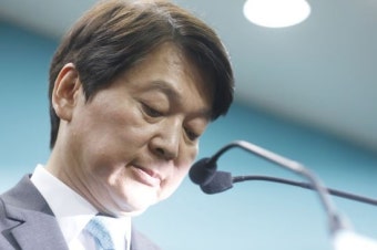 침통한 안철수, ‘멀고 먼 새정치의 길’