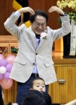 ‘사랑의 하트~’ 단설 유치원 개원식 참석한 조희연
