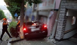 부산서 승용차가 인도로 돌진…3명 부상
