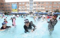 초등학교 운동장에 마련된 워터파크