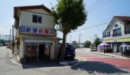 [전정희 기자의 캡션] 고향 마을 슈퍼와 편의점