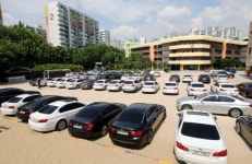 초등학교 운동장이 BMW 주차장으로?