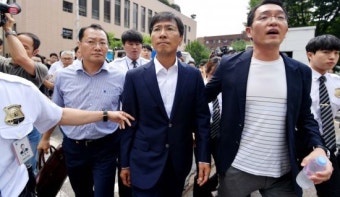 법원 나서는 안희정 전 지사