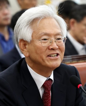“문재인 공산주의자” 고영주, 1심서 무죄… 法 “명예훼손 아니다”