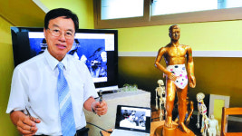 [일과 신앙] “한 손엔 침통, 다른 한 손엔 십자가”