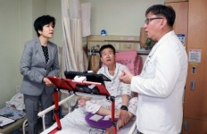 산재환자 위문하는 김영주 장관