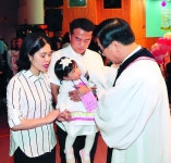 [하나님의 선물 아이 좋아] 교회가 출산 가정에 장려금… 미혼 부모엔 도우미 역할
