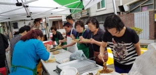 인천곰두리봉사회 한상현 회장 일행 간석2동 경로당 짜장면 무료시식 행사 눈길