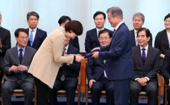 '열심히 일해주세요' 유은혜 사회부총리에 임명장 수여하는 문 대통령