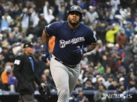 ‘3연승’ 밀워키, NLCS 진출… 콜로라도, 가을야구 마감