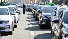 차례차례 미터기 조정 작업 기다리는 택시들