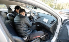 차례차례 미터기 조정 작업 기다리는 택시들