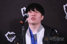 ‘루키’ 송의진 여자친구 깜짝 발표… LPL 유명 호스트