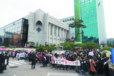 신천지, 전국 교회 앞에서 동시다발 시위