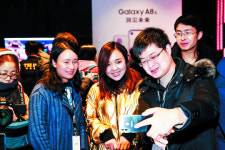 삼성전자, 세계 첫 ‘홀 디스플레이’ 탑재 갤A8s로 中 공략