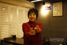 “예수님 사랑으로 살아가지요.” 간증하는 트로트 가수 오은정씨