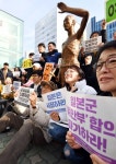 위안부 소녀상 옆에 강제징용 노동자상 건립하자