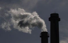 “여기 사람이 있습니다”… 굴뚝에서 410일째 농성