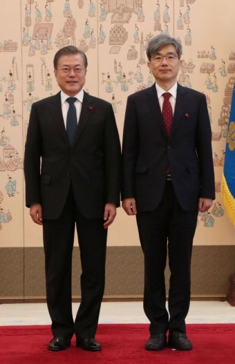 김상환 신임 대법관에게 임명장 수여하는 문 대통령
