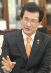 [신년 초대석-이시종 충북지사] “100년 먹거리 위해 강호축 개발… 하나된 대한민국 실현할 것”