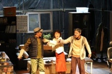 [김건표의 연극이야기] 79. ‘봉하극장’ 주인 명계남의 50년 친구 김태수 연출 <언덕을 넘어서 가자>