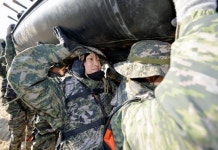 악으로, 깡으로! 고무보트 훈련받는 해병캠프 참가자들