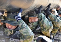 악으로, 깡으로! 고무보트 훈련받는 해병캠프 참가자들