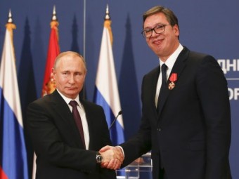 악수하는 러시아-세르비아 정상