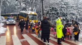 ‘조심조심’ 폭설에 발 묶였다가 귀가하는 어린이들