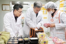 정성을 담아서 도시락 포장하는 문재인 대통령