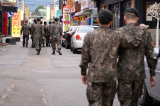 군장안전철물 | 버스 시간도 바꿨다… 평일 외출 군장병에 정성 쏟는 접경지