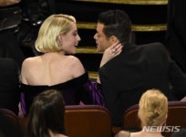 라미 말렉♥루시 보인턴 아카데미서 ‘입맞춤’ “소중한 사람…”