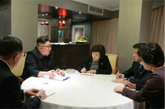 멜리아 호텔서 실무단 보고받는 김정은 위원장