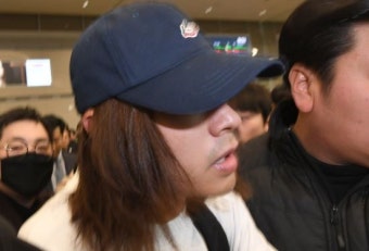[포착] 정준영, 머리 산발한 채 카메라 피해 입국 ‘묵묵부답’