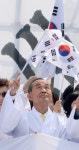 박준배 김제시장 태극기 바라보며